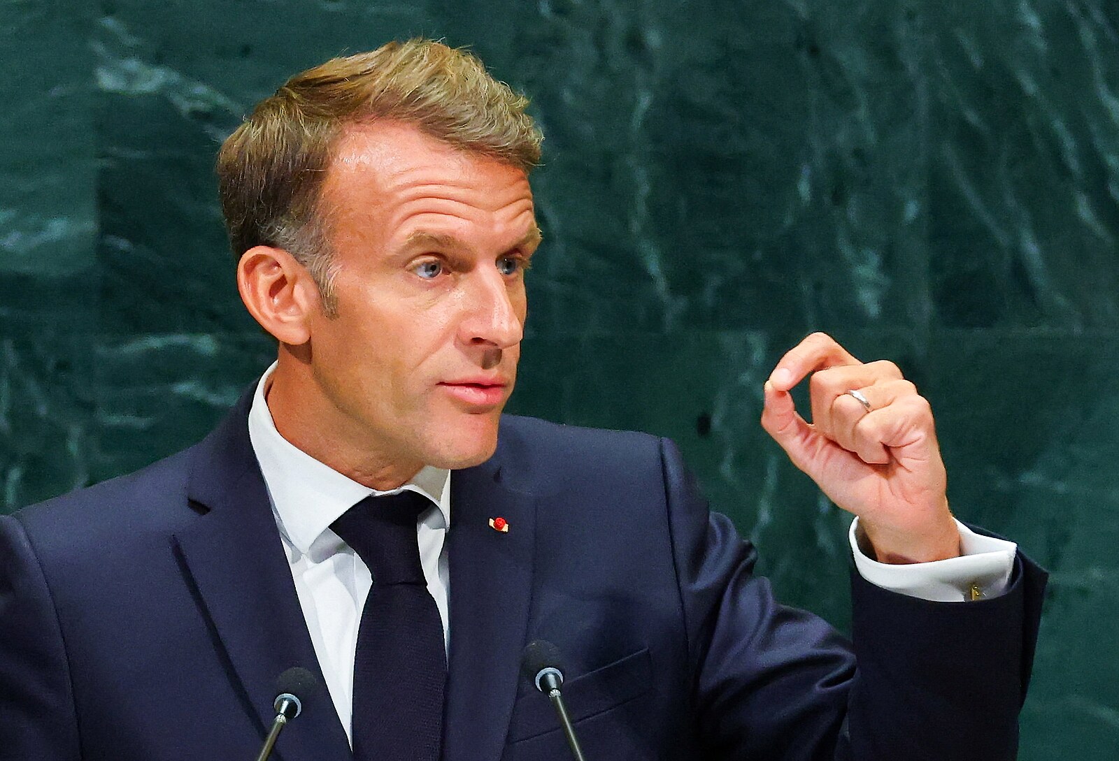 Bylo by to nezvyklé, ale uvidíme. Macron nevyloučil třetí prezidentský mandát