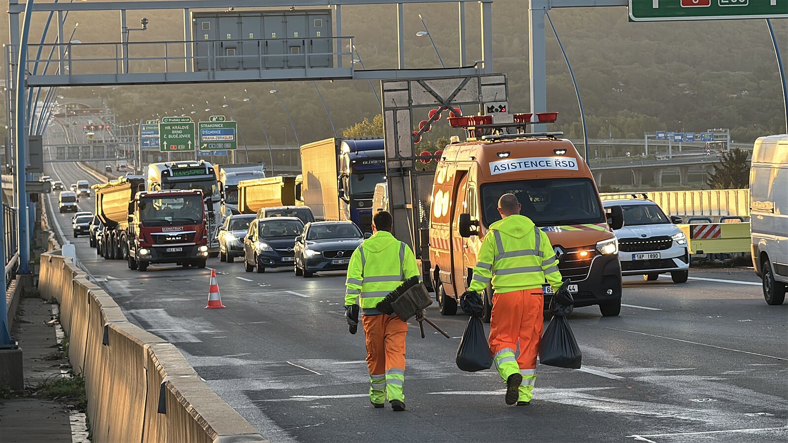 Při nehodě na Pražském okruhu zemřeli dva cizinci, dalších šest lidí se zranilo | Česko
