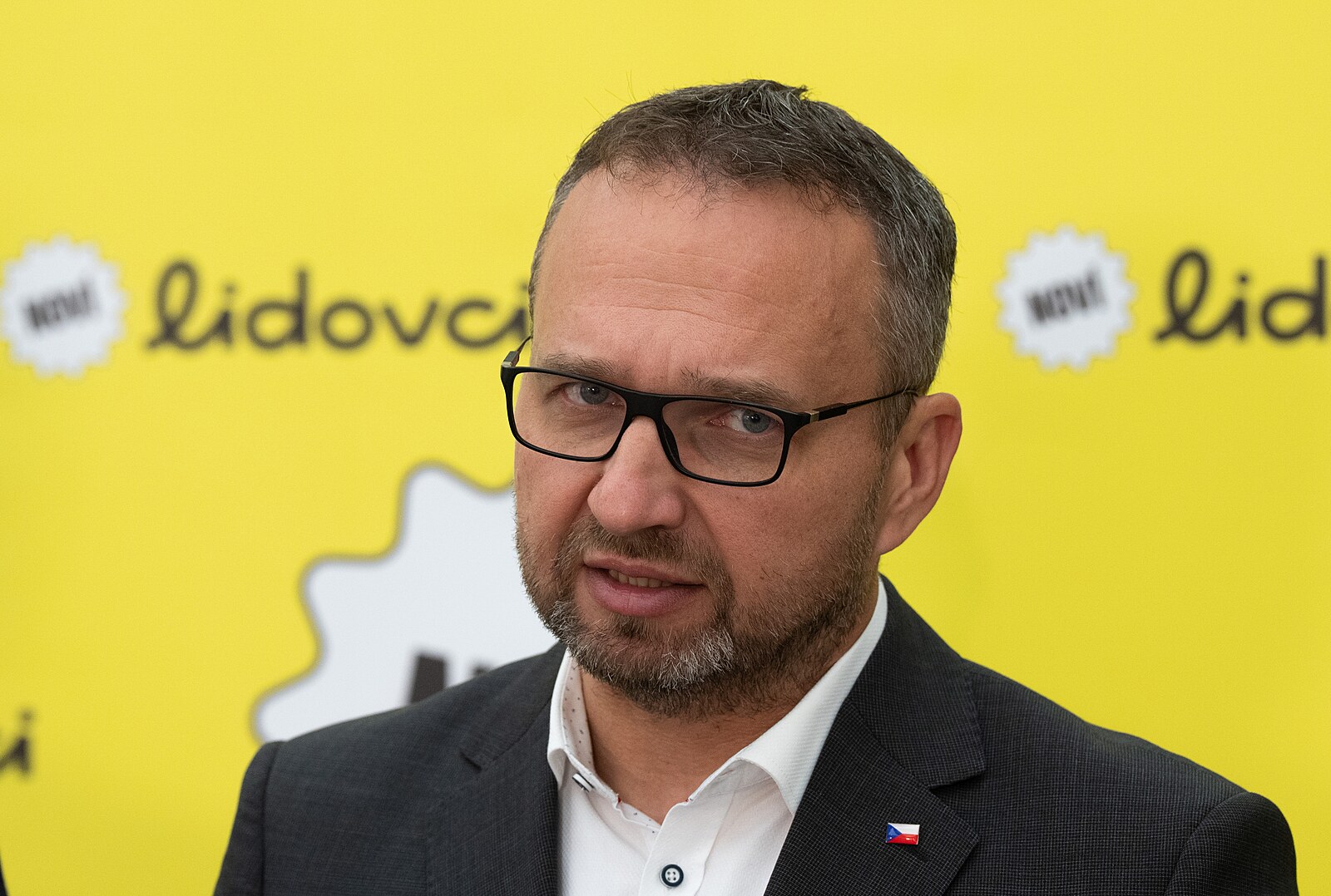 Nejdražší ministryně, ptá se Jurečka na škrty dávek nezaměstnaným Schillerové
