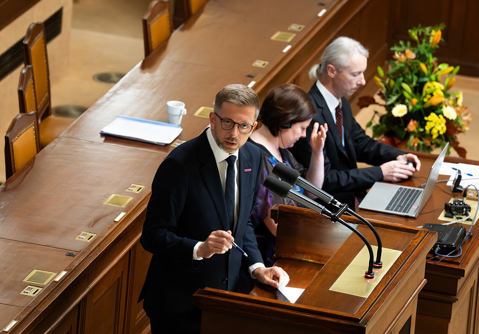 Svolali jste schůzi, ani tu nejste, řekl Rakušan k jednání o platech politiků
