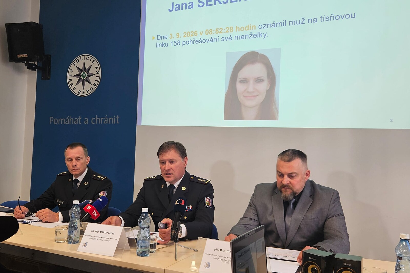 Z domácnosti pohřešované ženy zmizely nože, svítilny a baterie, řekli kriminalisté