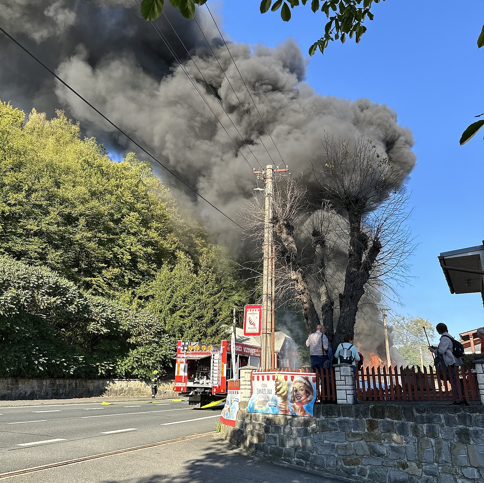 VIDEO: V Lutonině na Zlínsku vzplál autobus, cestující včas uprchli