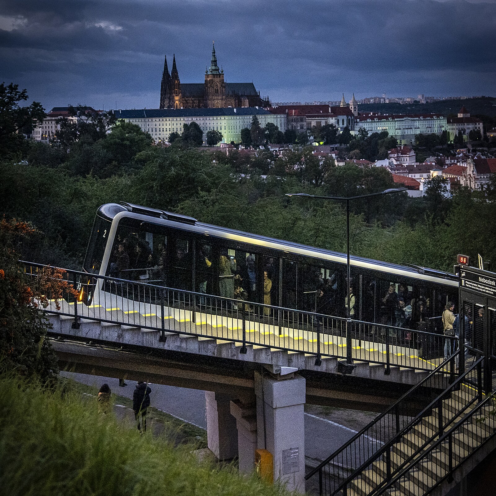 Nová lanovka na Petřín poprvé svezla cestující, lidé stáli ve frontě dlouho před otevřením