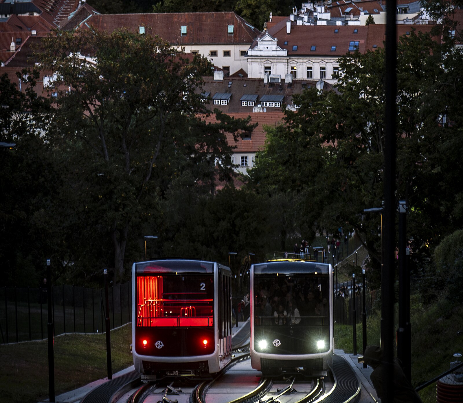 Kněz, zvon, graffiti a neony. Slavnostní rozjezd lanovky na Petřín přitáhl davy