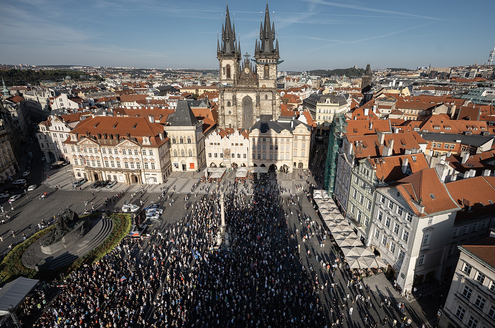 Milion chvilek svolal demonstraci na obranu ČT a ČRo. Tradiční je místo i čas