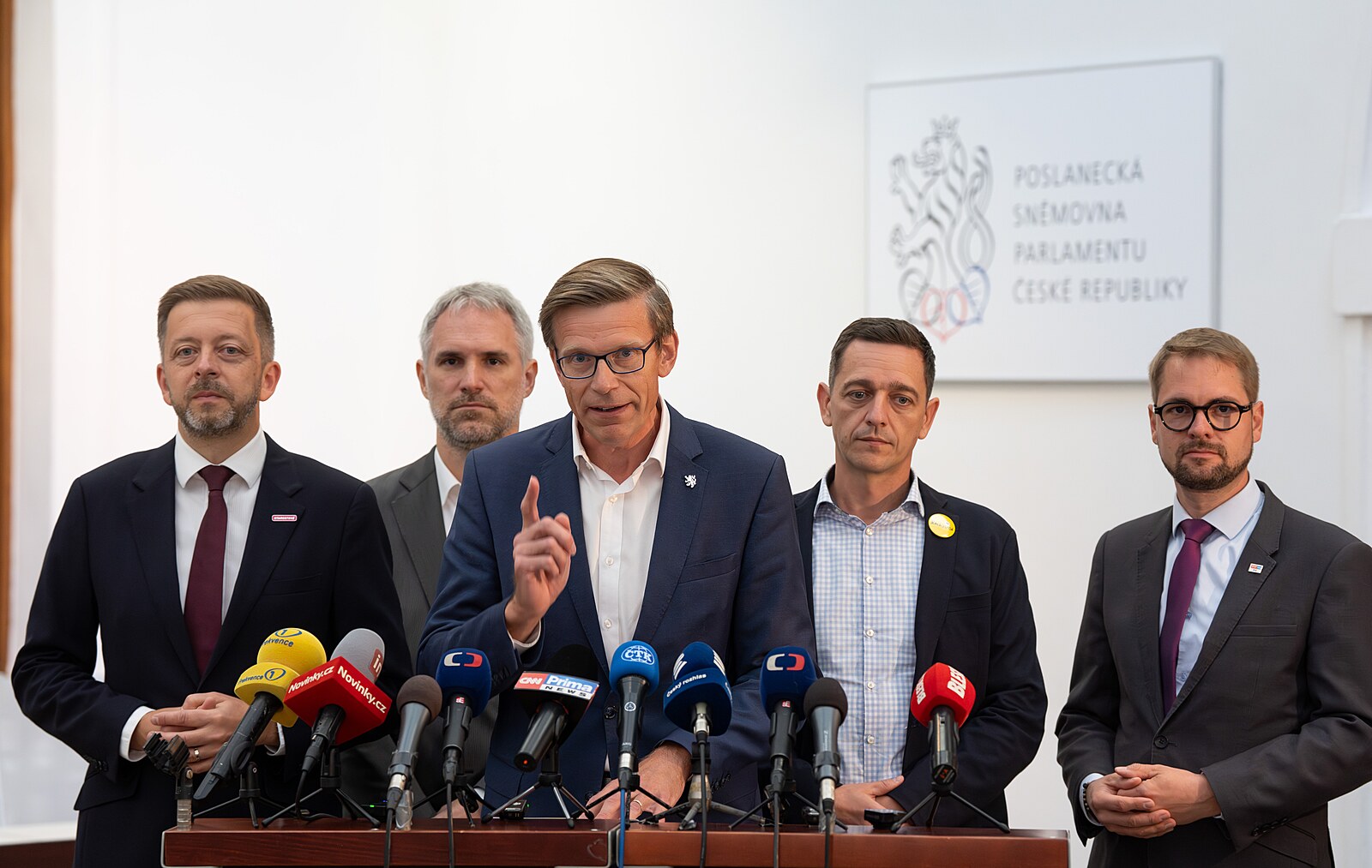 Poslanci se sejdou na mimořádné schůzi kvůli hlasování o nedůvěře vládě