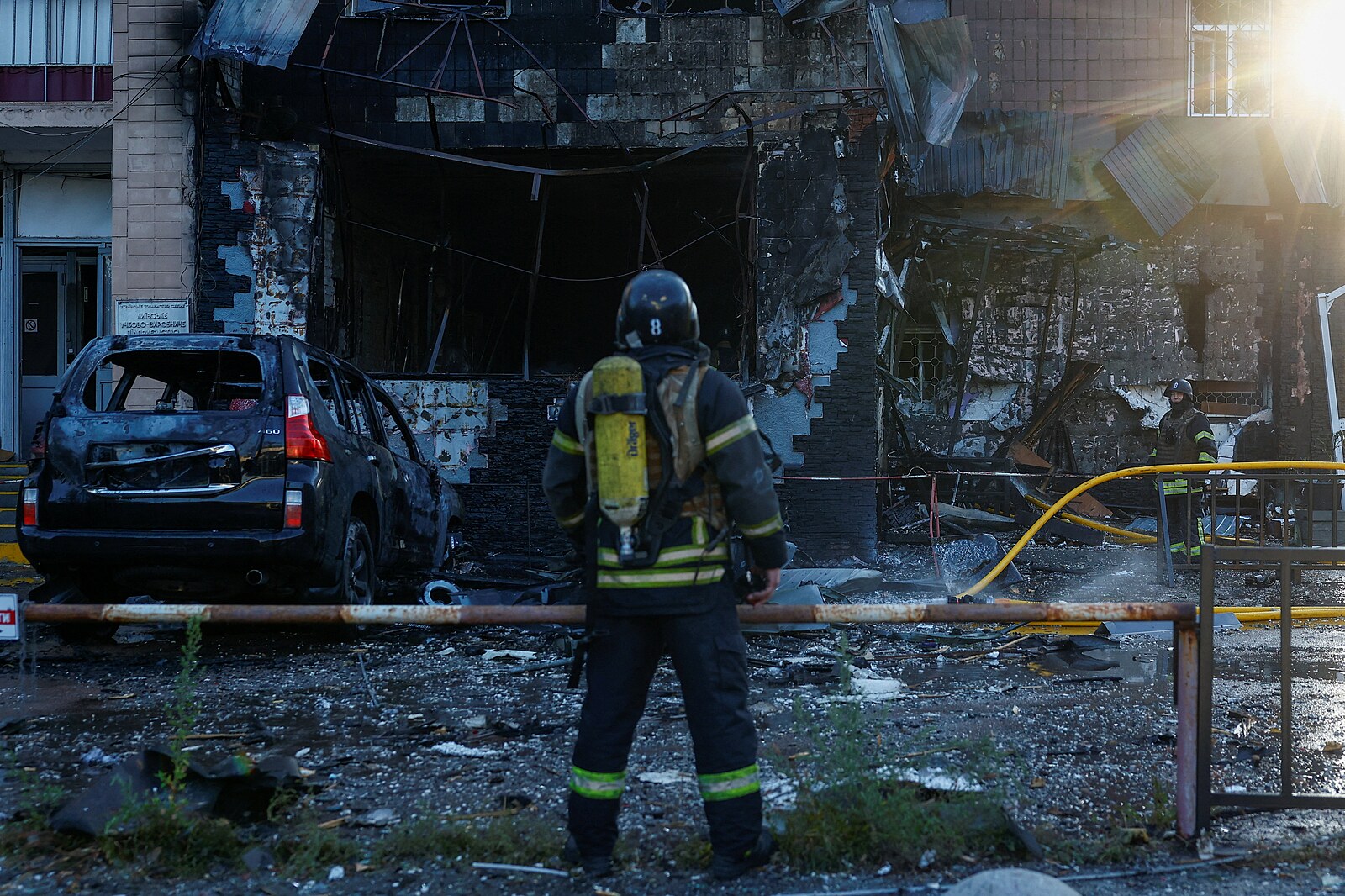 Ruský raketový útok zasáhl v Kyjevě několik budov. Zemřeli dva lidé, 26 je zraněných