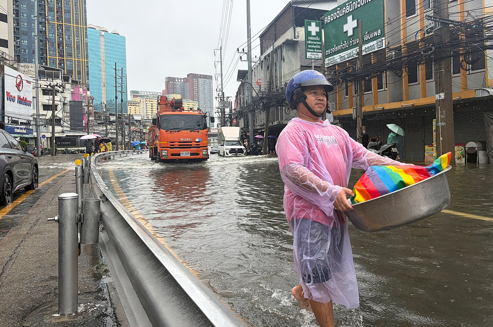 Bangkok zasáhly obří povodně. Premiér zkrátil výjezd, úřady vyhlásily stav ohrožení