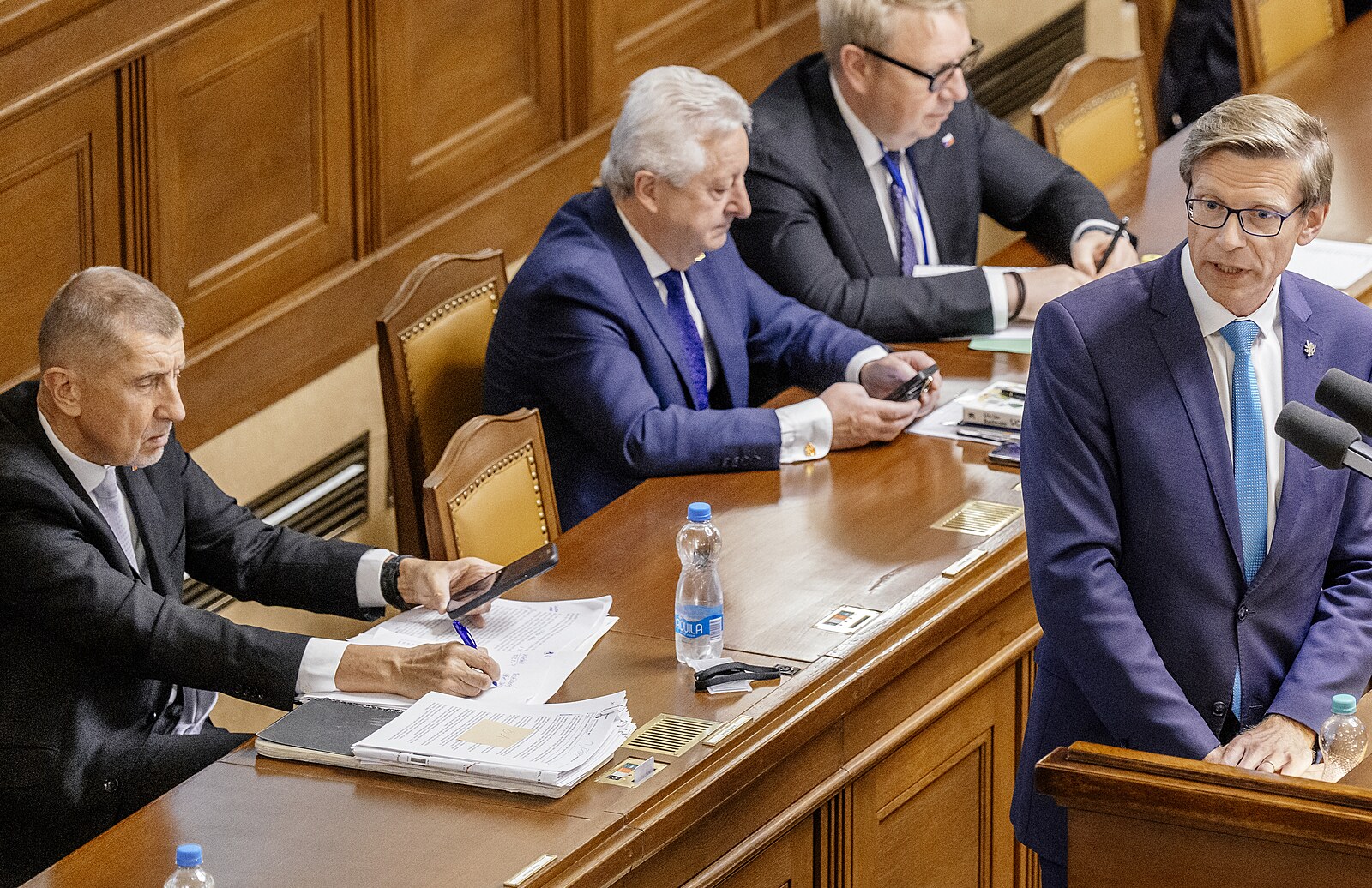 Poslanci se deset dnů před volbami scházejí na mimořádné schůzi kvůli hlasování o nedůvěře vládě