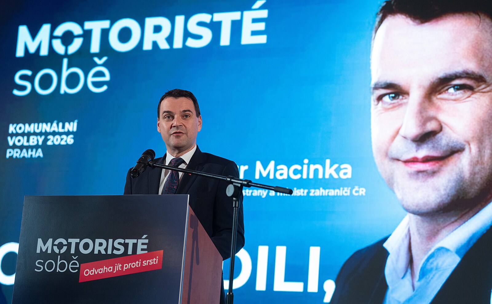 Motoristé finišují s kampaní. Představili klip, ve kterém vyhazují Piráty z okna