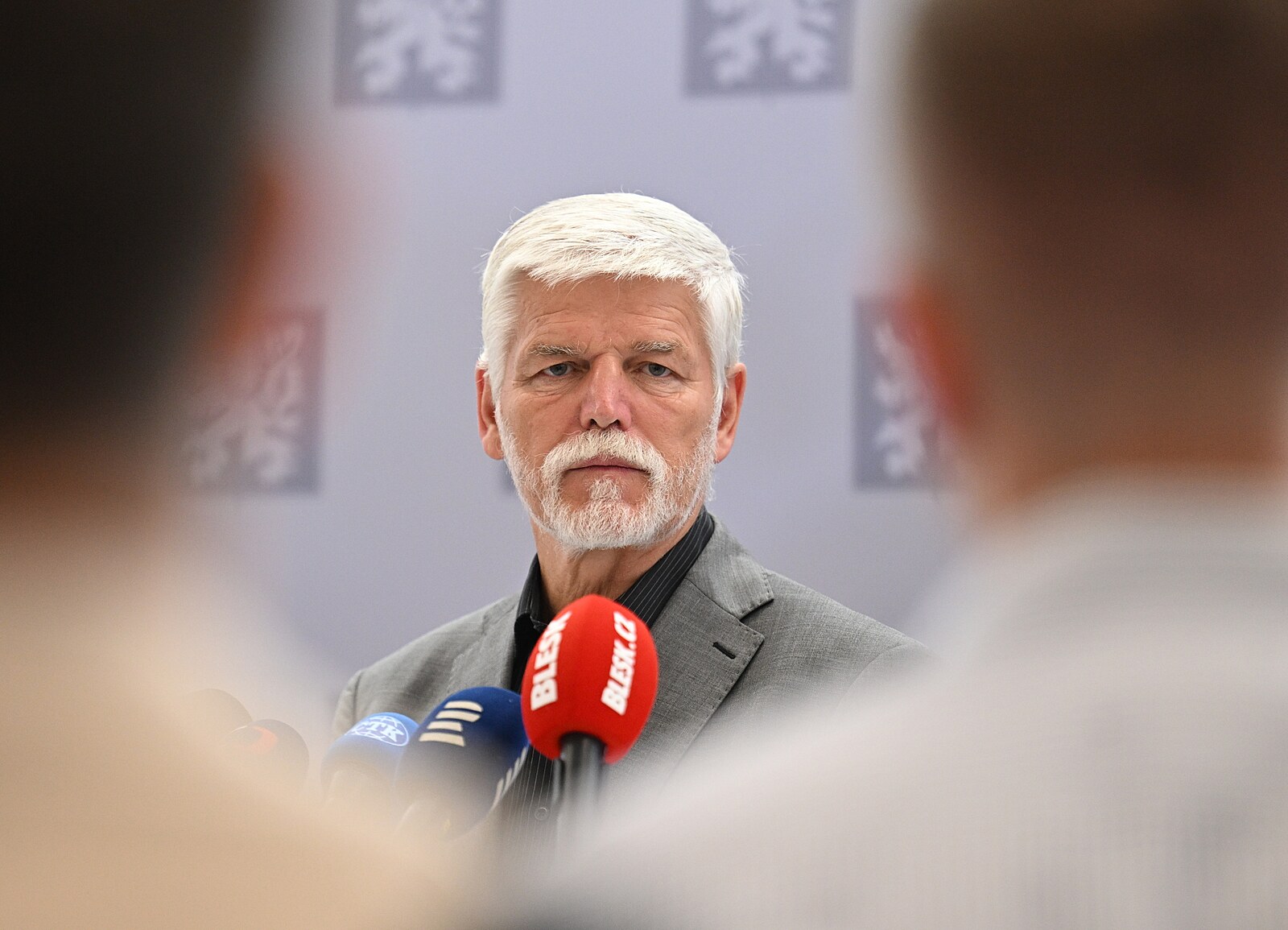 Prezident připravil velké překvapení. Vrátil se z dovolené, už stihl i odvolit