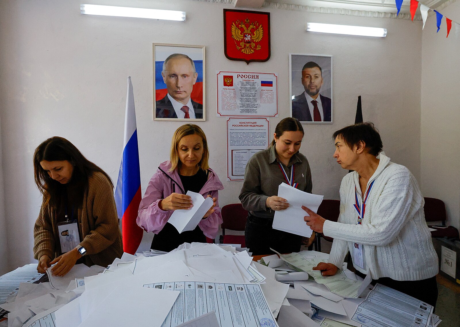 V Rusku skončily volby do Dumy. Putinova strana má podle odhadů přes 50 procent