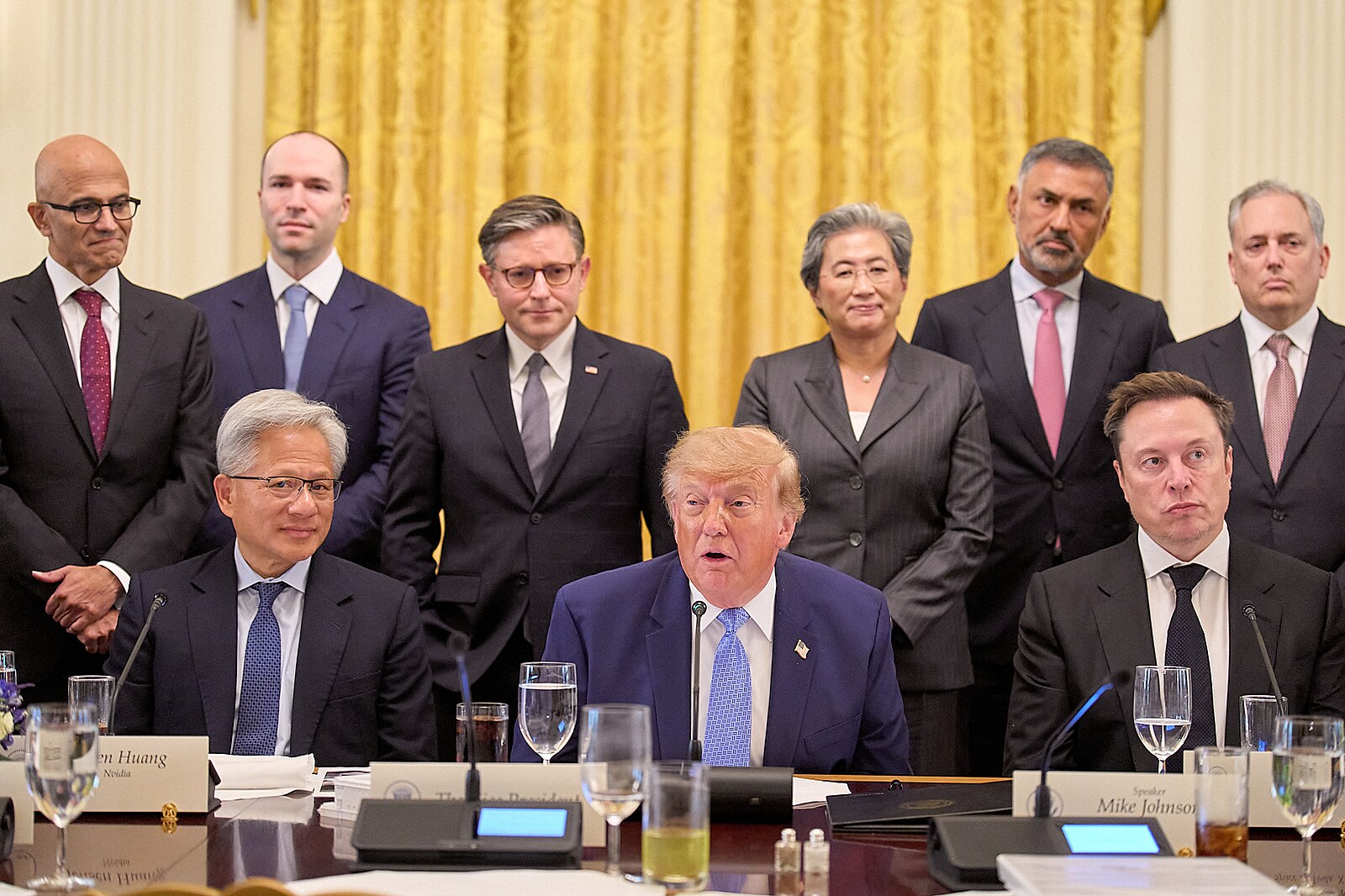 Trump podepsal s lídry AI dohodu o regulaci. Chce jmenovat zmocněnce
