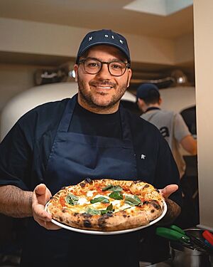 Michele Pascarella s pizzou ze sv�ho podniku Napoli on the Road.