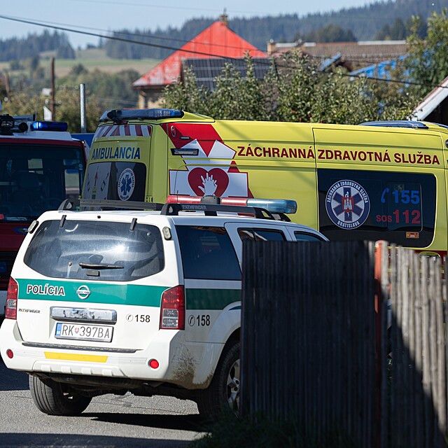 Z�chran��i zasahuj� p�ed z�kladn� �kolou ve Sta�kov� na severu Slovenska, kde ��k osm� t��dy napadl no�em spolu�a�ku a dv� u�itelky. Jedna z u�itelek sv�m zran�n�m podlehla. (29. z��� 2026)