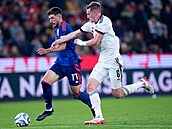 Obránce �t�pán Chaloupek stíhá Petara Su�i�e z Chorvatska.