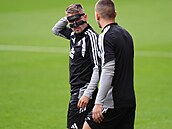 Michal Sadílek s ochranou maskou na tréninku �eské reprezentace p�ed utkáním...