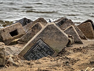 Sucho odhalilo náhrobky p�vodních obyvatel Dolní Vltavice u lipenské p�ehrady.