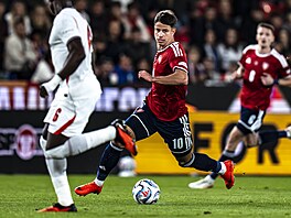 Adam Hlo�ek v akci b�hem zápasu s Anglií.