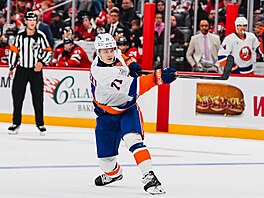 Vladimír Dravecký pálí na branku Devils p�i svém debutu v dresu New York...