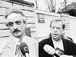 Václav Havel s poslancem za �SSD Pavlem Dostálem po napadení. Dostála tenkrát...