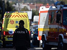 Policisté a záchraná�i zasahují u základní �koly ve Sta�kov� na severu...