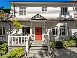 Realitní maklé� Justin P. Huchel z Carolwood Estates ozna�uje sídlo za...