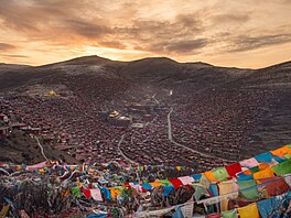 Larung Gar vznikl v roce 1980. Jeho zakladatelem byl tibetský buddhistický...