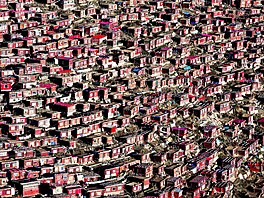 Jen�e Larung Gar není b�ným m�stem. Jde o rozsáhlý buddhistický komplex a...