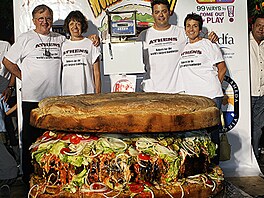 Tento hamburger nebyl jen rekordní atrakcí � bylo mo�né si ho objednat v...