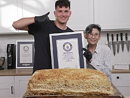 Ob�í ku�ecí nugget vytvo�ili Nick DiGiovanni a Lynn Davis a vá�il 20,96 kg. To...