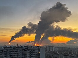Z ropné rafinerie stoupají oblaka kou�e po útoku ukrajinského dronu u Moskvy....