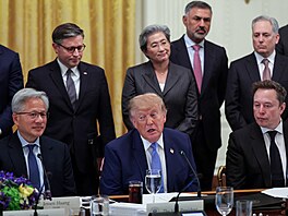 Americký prezident Donald Trump p�i setkání s nejvýznamn�j�ími p�edstaviteli...