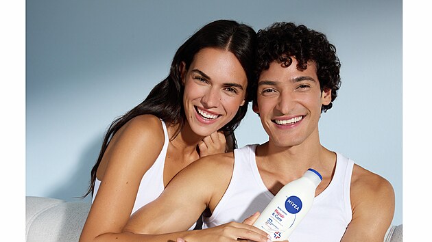 T�lov� ml�ko Nivea Repair & Care Urea jemn� odstra�uje odum�el� ko�n� bu�ky, kter� br�n� ostatn�m slo�k�m dostat se tam, kam pot�ebuj�, cena 270 K�.