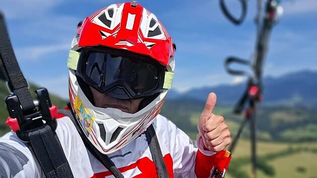Milo� V�clav b�hem letu s motorkou