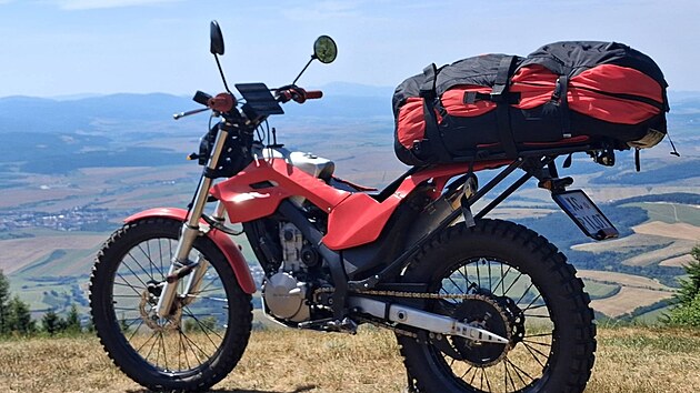 L�taj�c� motorka Honda Montesa Cota 4RIDE 260 s pad�kov�m batohem o hmotnosti 20 kg p�ipraven� k j�zd�. Samotn� motorka v�� 86 kg, 4taktn� motor m� objem 259 cm3 a v�kon 20 kon�. Se 4,5 litrovou n�dr�� ujede 150 km. Oproti origin�lu m� sn�en� sedlo a vytvo�en� nosi� pro zavazadla. Za letu jsou zp�tn� zrc�tka oto�eny k sob� kv�li men��mu odporu vzduchu.