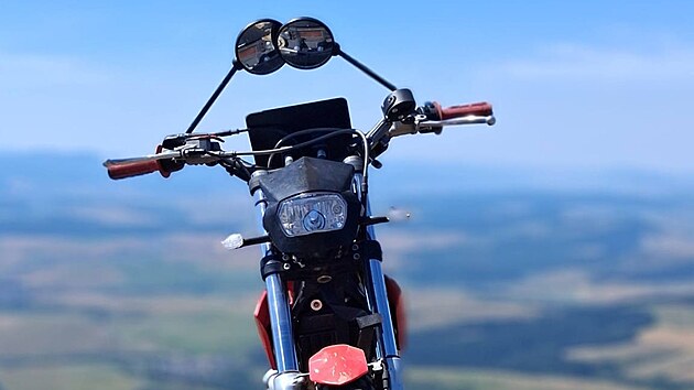 Za letu jsou zp�tn� zrc�tka oto�eny k sob� kv�li men��mu odporu vzduchu.