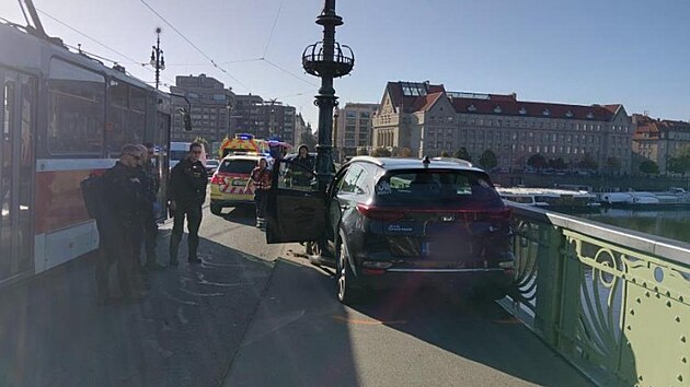 Řidička na Čechově mostě v centru Prahy vjela na chodník, srazila dva chodce