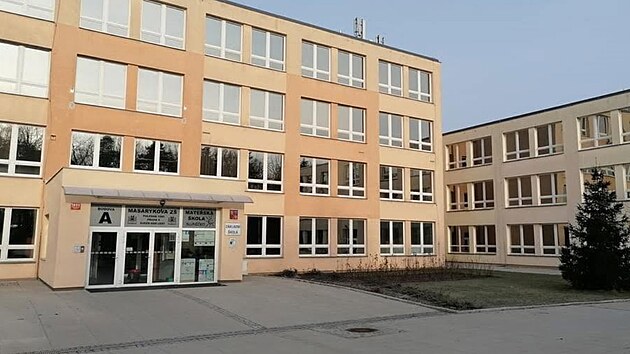 Křeče a zvracení. Na pražské škole řeší hromadné obtíže, ředitel vyhlásil volno