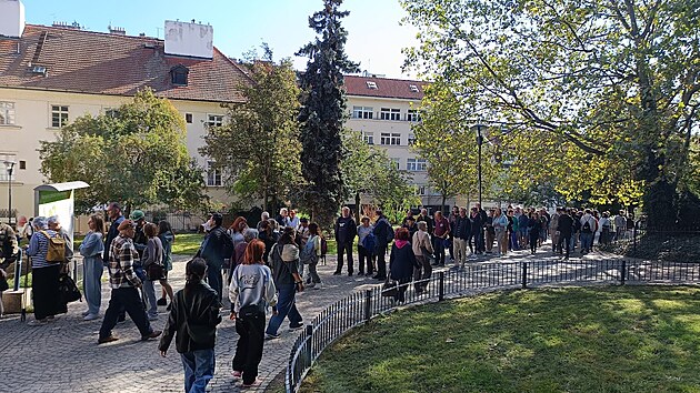 Na petřínskou lanovku se i druhý den stojí fronta. Cedule na zastávce mate hlavně turisty