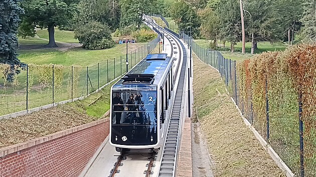 Stovky lidí čekají na Újezdě ve frontě, aby se mohli svézt novými vozy na...