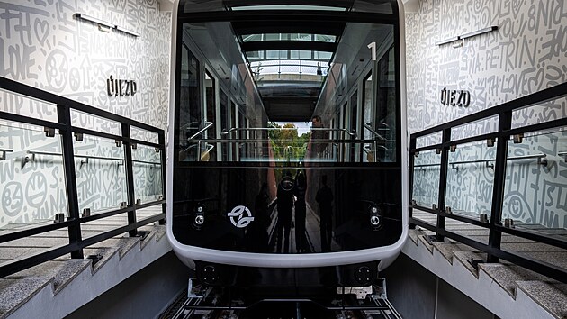 Nová lanovka na Petřín designérky Anny Marešové. Pohled ze spodní stanice...