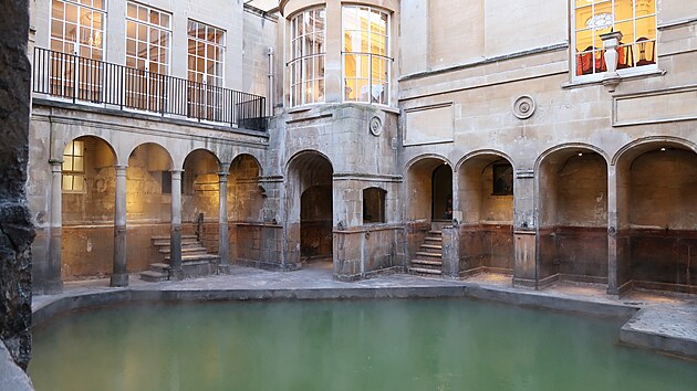 Bath je zn�m� sv�mi ��msk�mi l�zn�mi, georgi�nskou architekturou i ulicemi, kter� se objevily v seri�lu Bridgertonovi. (2. �nora 2019)