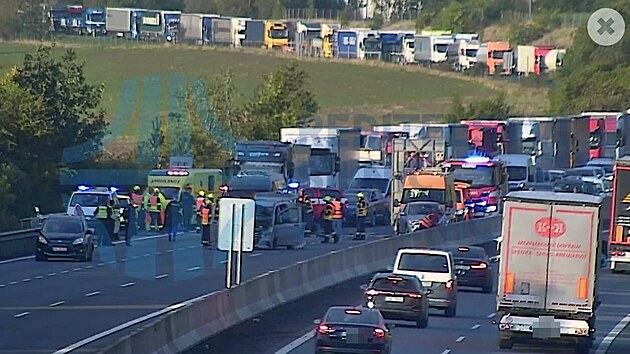 Hromadná nehoda několika vozidel uzavřela D5 směrem na Prahu