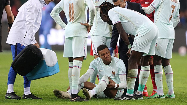 Kylian Mbappé si v hlou�ku svých francouzských spoluhrá�� ohmatává zran�né...