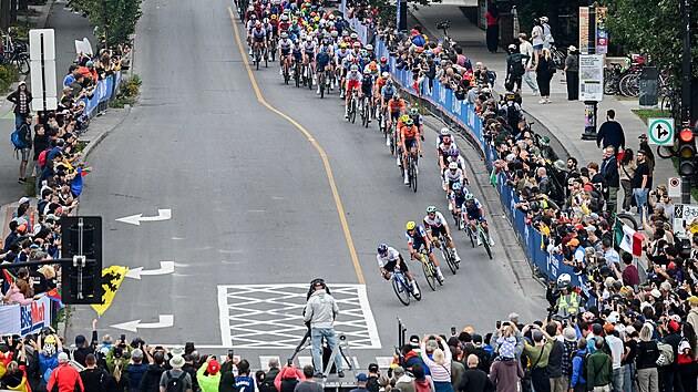 Peloton v�taly v ulic�ch Montrealu tis�ce fanou�k�.