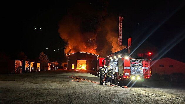 Požár v Plané nad Lužnicí: shořela hala s kamiony i ropnými látkami. Propadla se střecha