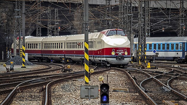Delf�n � v�chodon�meck� motorov� jednotka DR �ady VT 18.16 p�ij�d� po 23 letech op�t do Prahy