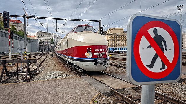 Delf�n � v�chodon�meck� motorov� jednotka DR �ady VT 18.16 p�ij�d� po 23 letech op�t do Prahy