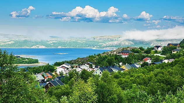 Kirkenes le�� v odlehl�m kout� severov�chodn�ho Norska na b�ehu fjordu nedaleko m�sta, kde se setk�vaj� hranice Norska, Finska a Ruska.